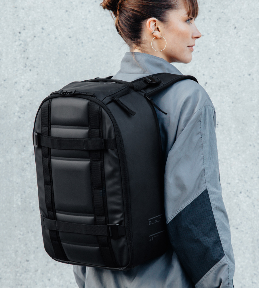 Ramverk Backpack 21L Black On Person 2